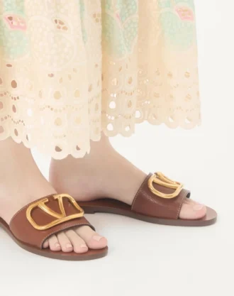 Sandália deslizante com logótipo Vlogo em couro de vaca granulado com acessório