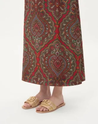 Sandália deslizante em couro metálico com bordado Cornely e logótipo VLogo Signature